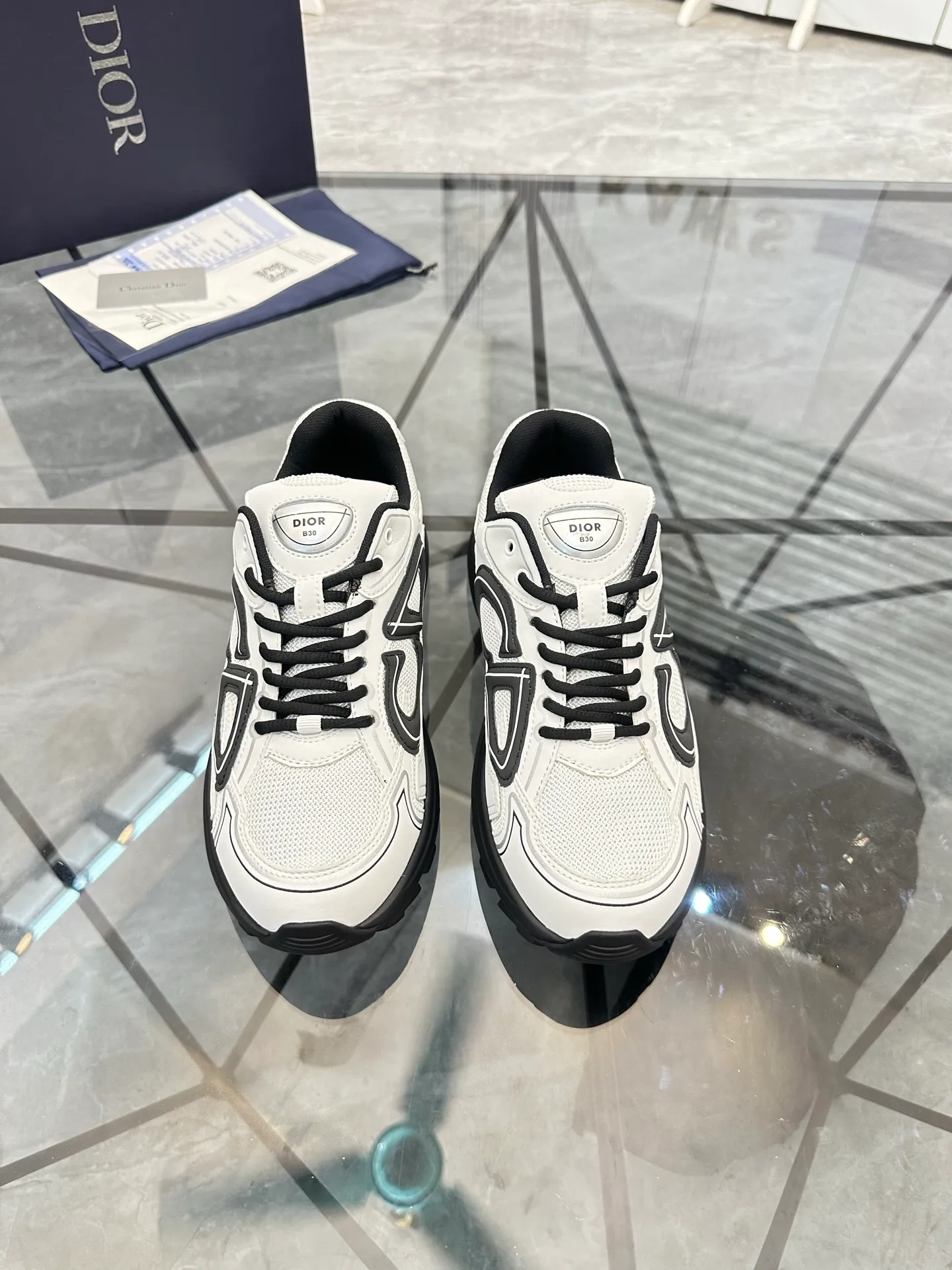 Men's shoes: 💰P400¥ Available in Guangzhou Product trademark: Dior* "Dior*" low-top casual shoes Regular size: 35-46 (can be customized to 47) Couple style Product materials: Upper imported cowhide stitched with original fabric, breathable lining, ultra-light foam original outsole. No.: 007